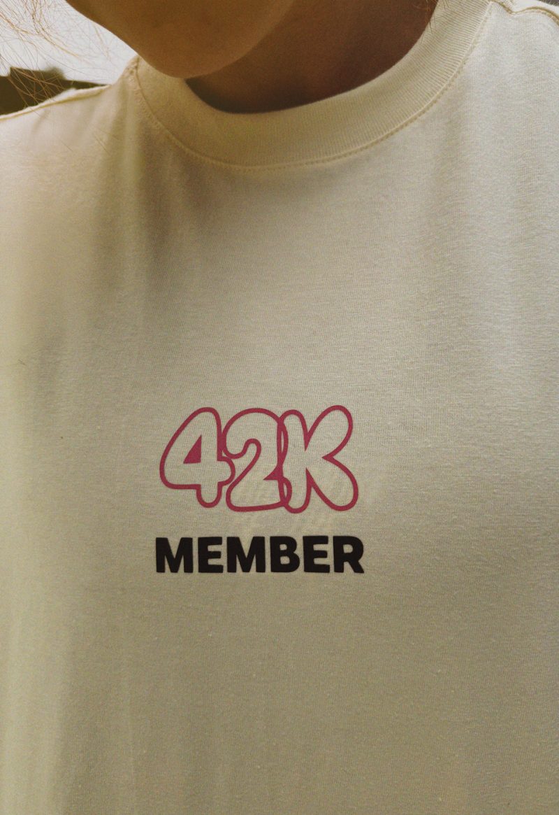 Playera-Over-42K-Member-Beige-B Playera Finisher Maratón CDMX 2025